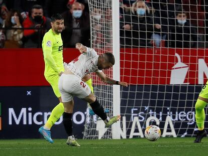 Sevilla FC Papu Gómez (2i) dispara a puerta para marcar el primer gol de su equipo ante el Elche