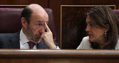 El secretario general del PSOE, Alfredo Pérez Rubalcaba, conversa con la portavoz del grupo socialista del Congreso, Soraya Rodríguez.