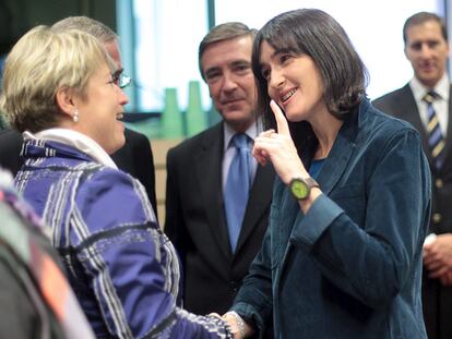 La ministra Ángeles González-Sinde saluda a la representante alemana, Cornelia Pieper, ayer en Bruselas.