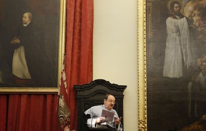 El escritor italiano Umberto Eco es investido doctor 'honoris causa' por la Universidad de Sevilla, en 2010.