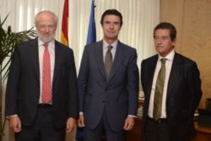 El ministro de Industria, Jos&eacute; Manuel Soria, flanqueado por el presidente de Anfac, Jose Luis L&oacute;pez-Sch&uuml;mmer (a la izquierda) y el vicepresidente ejecutivo, Mario Armero
