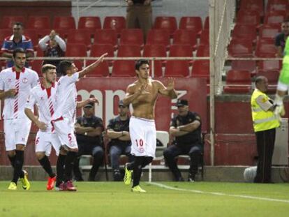 Perotti celebra su gol de penalti al Friburgo en el Sánchez Pizjuán.
