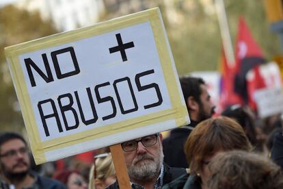 Los colectivos se han reunido en el cuarto día de la huelga para exigir mejoras en sus condiciones laborales y revertir los recortes arrastrados desde 2011.