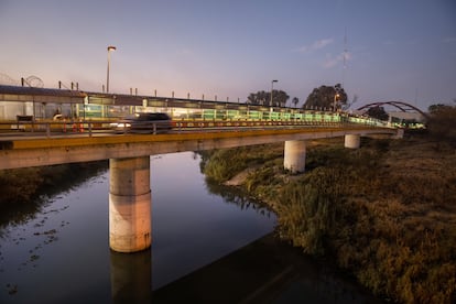 Un auto cruza el puente internacional sobre el río Grande para llegar de EE UU a Matamoros, en febrero de 2021.