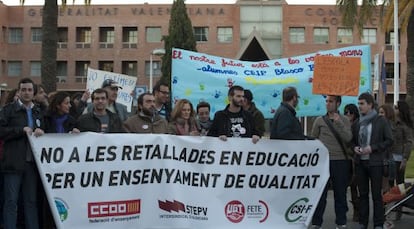 Protesta de trabajadores de la enseñanza contra el recorte de plantillas en Valencia.