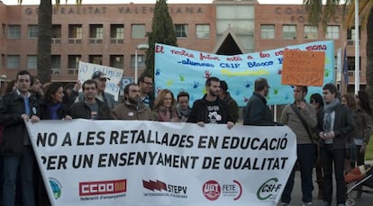 Protesta de trabajadores de la ense&ntilde;anza contra el recorte de plantillas en Valencia.