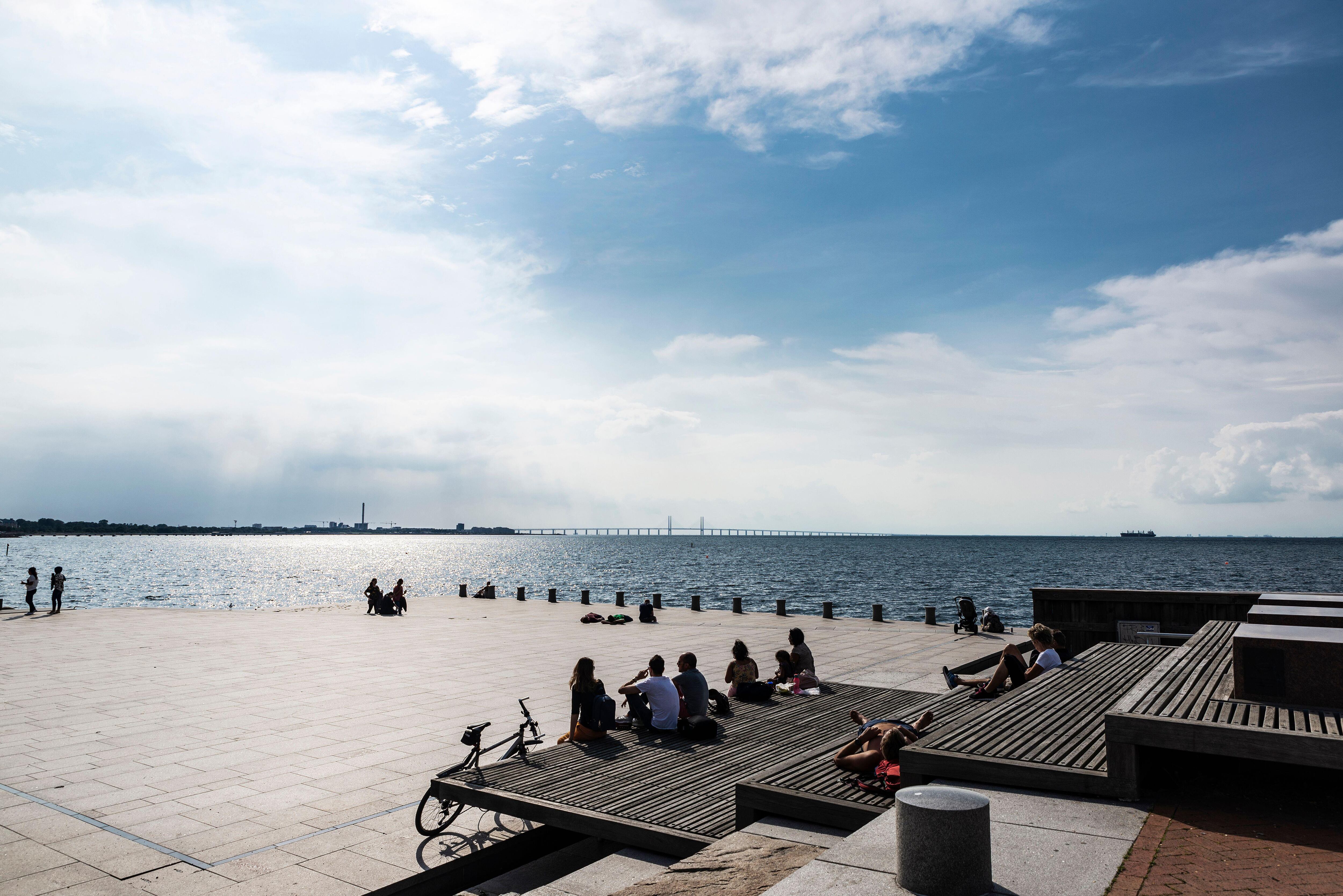 Vista del puente de Oresund (al fondo) desde Västra, uno de los distritos de Malmö.