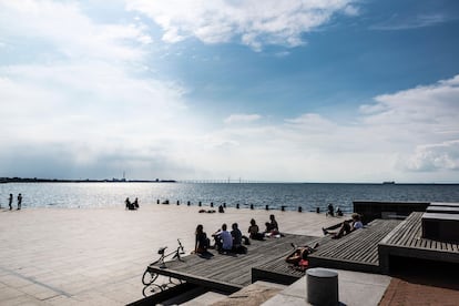 Vista del puente de Oresund (al fondo) desde Västra, uno de los distritos de Malmö.