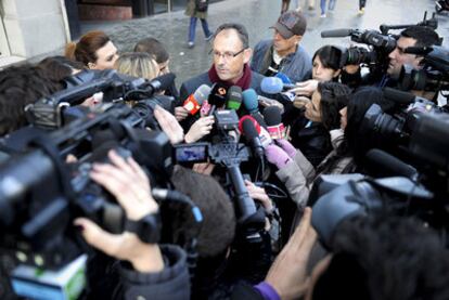 El abogado de Iñaki Urdangarin, ayer en su comparecencia ante la prensa delante de su despacho.