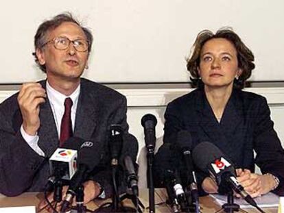 Alain Fischer y Marina Cavazzana-Calvo, presentando sus resultados en <b></b><i>niños burbuja</i> en abril de 2000.
