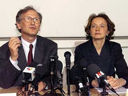 Alain Fischer y Marina Cavazzana-Calvo, presentando sus resultados en <b></b><i>niños burbuja</i> en abril de 2000.