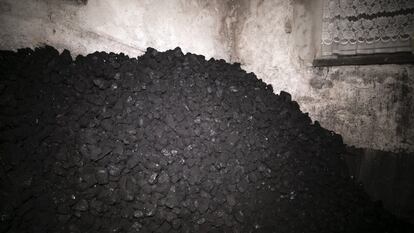 El carbón que se utiliza para la calefacción y el agua caliente en los hogares polacos genera el 50% de la contaminación del país, un porcentaje que en Nowy Targ se eleva hasta el 60% según Sylwester Magiera, asesor de Medio Ambiente de la ciudad. El de la imagen se almacena en el sótano de la vivienda familiar de Michal Huziar, donde viven ocho personas que utilizan cinco toneladas de carbón que les dura seis meses y les cuesta unos 2.000 euros. Tienen que alimentar la caldera cada hora.