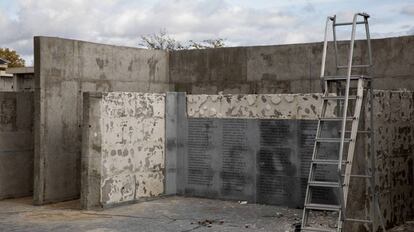 Desmontaje de las placas en eel cementerio de La Almudena el pasado mes de noviembre. 