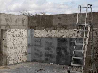 Desmontaje de las placas en eel cementerio de La Almudena el pasado mes de noviembre. 