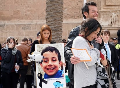 Los padres de Gabriel Cruz acompañan el féretro a la salida de la Catedral de Almería.