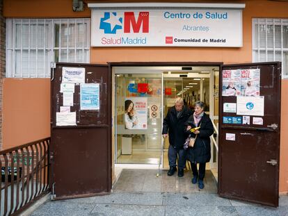 Dos personas salen del Centro de Atención Primaria de Abrantes, en Madrid.