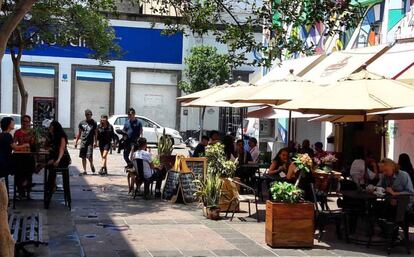 Terraza del café Finca Riveroll, en el Andador Coronilla, en Guadalajara (México).