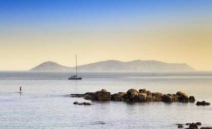 Navegando frente a la isla de Ons, en la provincia de Pontevedra.