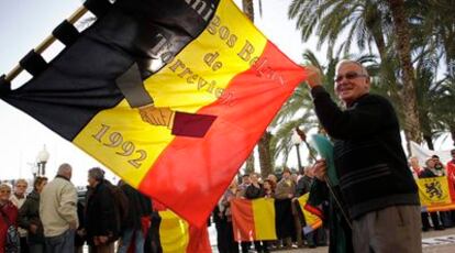 Ciudadanos belgas de varias localidades alicantinas, hoy, en la protesta contra el cierre de su consulado en Alicante.