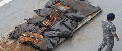 Algunos de los cuerpos que se han recuperado del avi&oacute;n de AirAsia siniestrado.