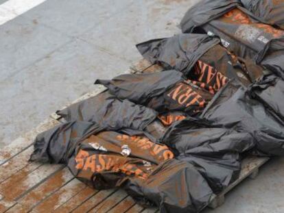Algunos de los cuerpos que se han recuperado del avi&oacute;n de AirAsia siniestrado.