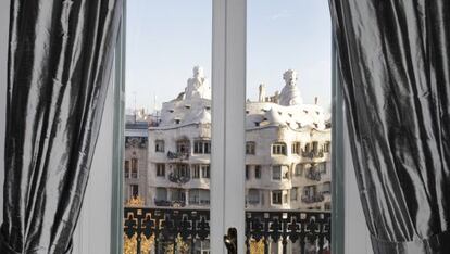 La Pedrera de Gaudí, en pleno paseo de Gràcia, visto desde una casa vecina.