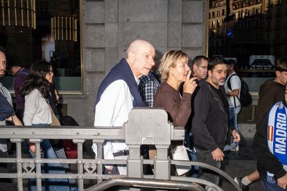 
Viandantes por la Gran Vía. 
