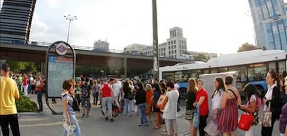 Un grupo de personas hace cola en las paradas de autobuses de Nuevos Ministerios en la segunda jornada de huelga en el Metro de la capital