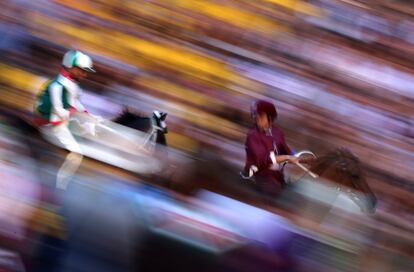 El jinete Andrea Mari lidera la carrera durante el segundo entrenamiento del Palio de Siena (Italia). Se trata de una carrera de caballos de origen medieval que enfrenta a los distintos distritos de la ciudad de Siena.