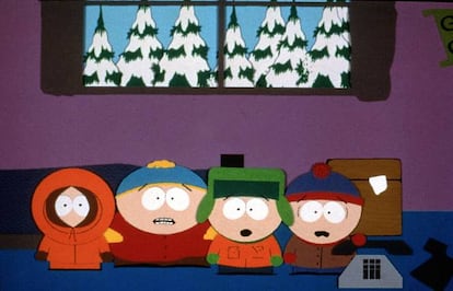 “Debido a su contenido, le aconsejamos que no lo vea”. Trey Parker y Matt Stone comenzaron South Park en 1997 sin engañar a nadie. Su humor, “grosero e irreal” (como avisaba la voz en off de la intro), estaba condenado a molestar. La respuesta ‘heavy’ a ‘Los Simpson’ (una década después de su estreno) desató rápidamente la indignación en EEUU. ¿Personajes mal dibujados, con un vocabulario soez y cuestionando temas que parecían intocables? A pesar de pisar terreno resbaladizo (niños de ocho años hablando de pederastia, Mahoma o terrorismo con absoluta desfachatez), ‘South Park’ logró calar en toda una generación harta de la autocensura y la falta de provocación. Stan, Cartman, Kyle y Kenny se convirtieron en los nuevos Beavis y Butt-Head, en apariencia igual de soeces, pero con unas tramas llenas de matices y reflexiones que ponían —y siguen poniendo— a prueba la inteligencia del espectador. Algunas de las escenas y frases de 'South Park' continúan levantando ampollas hoy en día.