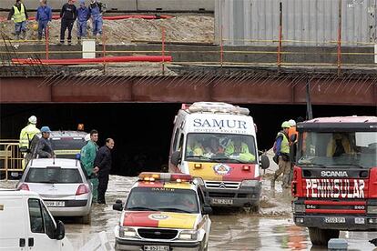 Una ambulancia del Samur se lleva a los heridos del túnel.