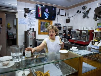 La propietaria de una cafetería en Pamplona sirve un desayuno.