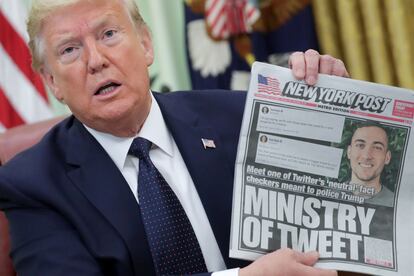 Donald Trump, con un ejemplar del 'New York Post' mientras habla a los periodistas sobre la nueva orden que afecta a las redes sociales, el pasado jueves en la Casa Blanca.