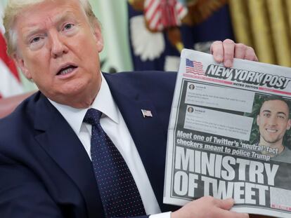 Donald Trump, com um exemplar do 'The New York Post' enquanto fala com os jornalistas sobre a nova ordem que afeta as redes sociais, na quinta-feira, na Casa Branca.