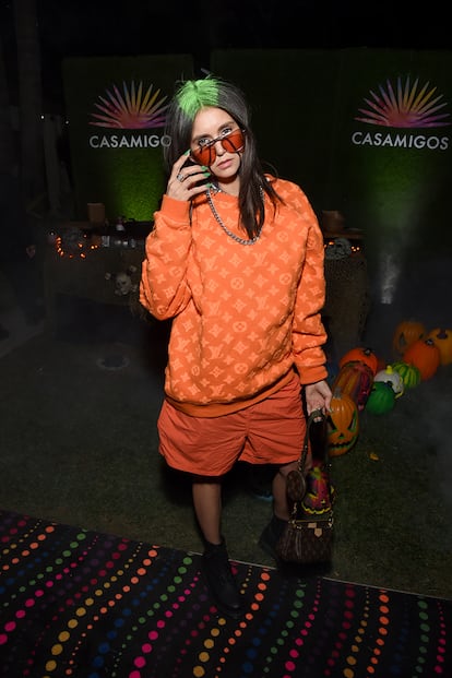 Nina Dobrev se inspiró en la cantante más relevante del momento: Billie Eilish. Concretamente en su melena verde, sus chándales oversized y las lágrimas negras de su vídeo When the Party’s Over.