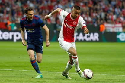 El centrocampista del Ajax Hakim Ziyech se lleva el balón ante el jugador del Manchester Juan Mata.