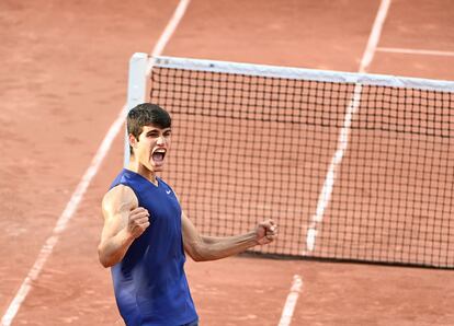 Alcaraz celebra su triunfo contra Basilashvili en París.