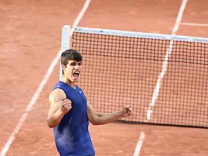 Alcaraz celebra su triunfo contra Basilashvili en París.