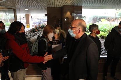 El cardenal y arzobispo de Barcelona, Juan José Omella, recibía a víctimas de abusos en una reunión en la sede de la Conferencia Episcopal, en Madrid, en marzo de 2022.