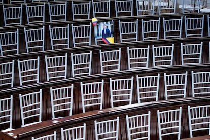 En apoyo al Senador Miguel Uribe miembros de su partido colocan una fotografía como acto de presencia del candidato en la Instalación del Congreso.