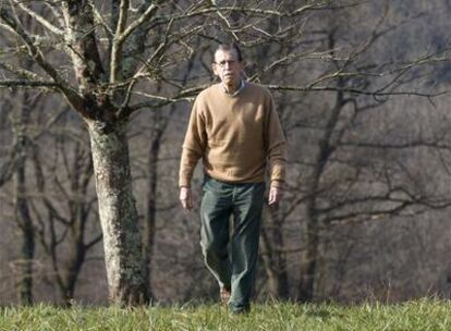 Julen Madariaga, en los alrededores de su casa en Senpere, en el País Vasco francés.