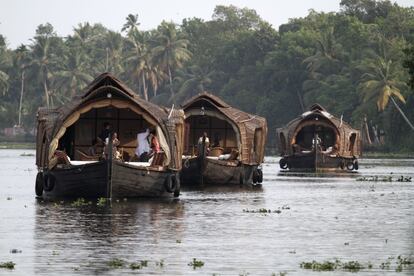 Las maravillosas 'backwaters' de Karala abarcan 900 kilómetros entre ríos, lagos y lagunas interconectados. El modo más apacible de disfrutarlas es pasar unos días en una casa flotante con techo de teca y palma.