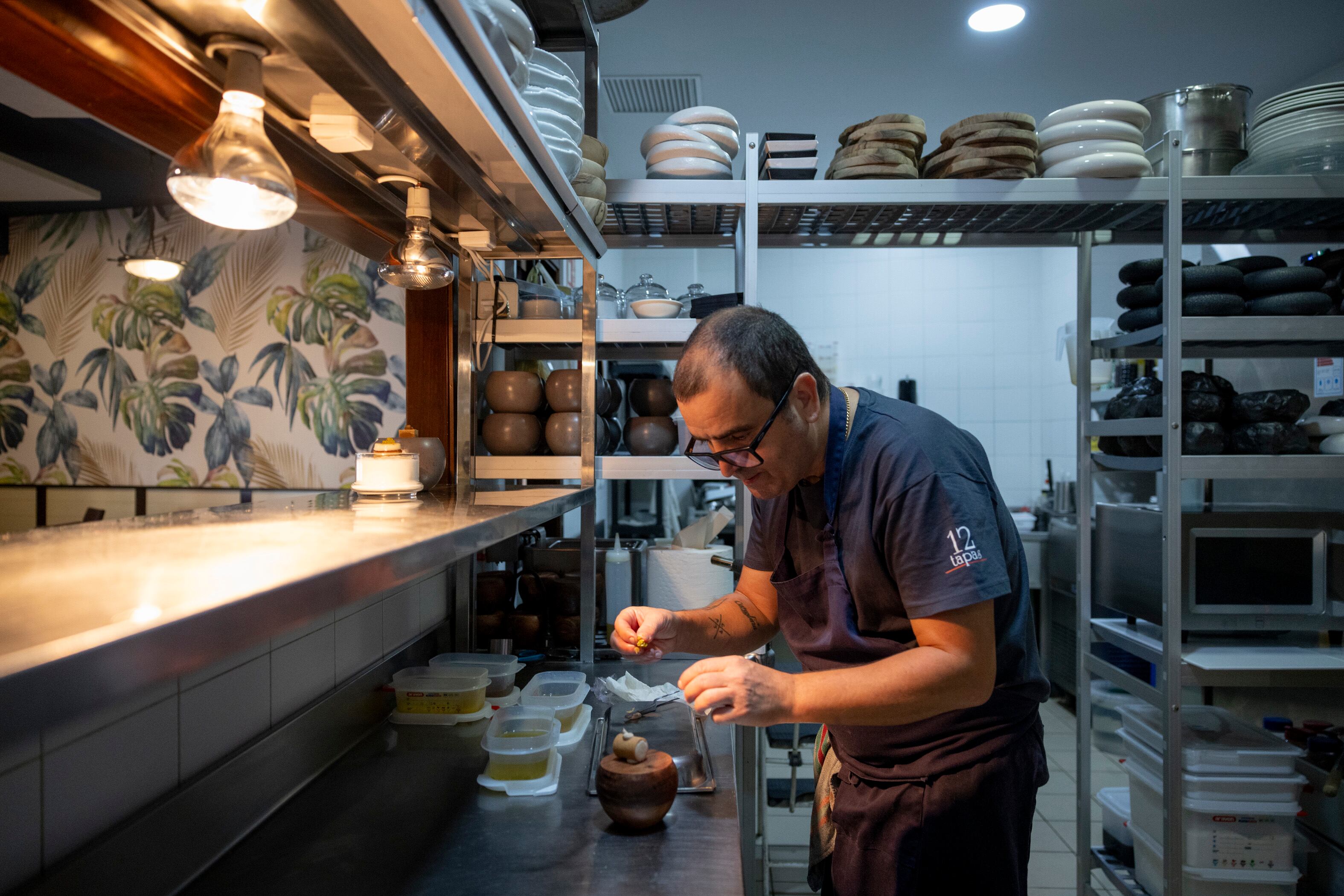 Tue García, el chef de 12 tapas, prepara su torta Inés, una tapa de torta de Inés Rosales y foie, en su restaurante de Castilleja de la Cuesta (Sevilla).