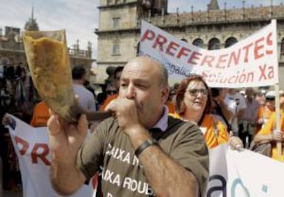 Afectados por las preferentes de toda Galicia en una manifestación. EFE/Archivo