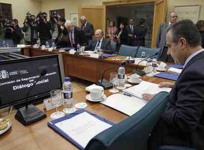 El ministro de Trabajo, Celestino Corbacho, en primer plano, al inicio de la reunión con los agentes sociales ayer en Madrid.