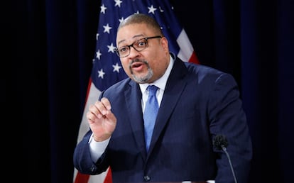 El fiscal Alvin Bragg, durante una rueda de prensa en Nueva York este martes. 