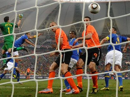 Heitinga, Juan, Van Persie y Lucio observan cómo el balón cabeceado por Melo entra en la portería brasileña.