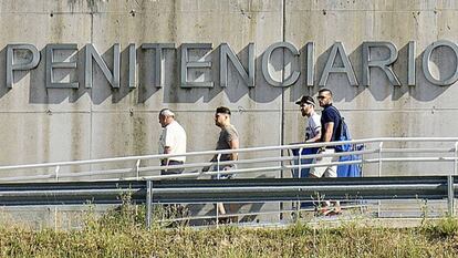 Tres miembros de La Manada salen de la cárcel de Pamplona. Vídeo: directo de las protestas en Madrid.