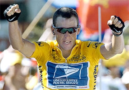 Lance Armstrong entra triunfante en solitario en la meta de Plateau de Beille.