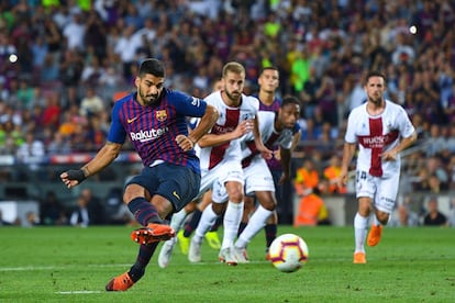 Luis Suárez del FC Barcelona anota el octavo gol de su equipo desde el punto de penalty.